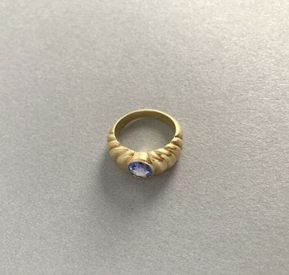 Bague en or jaune 750 millièmes, le centre...