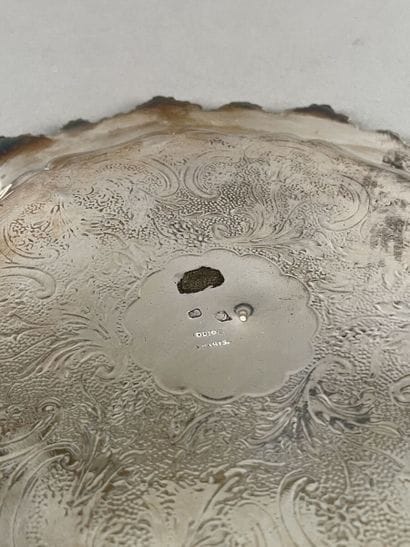 Plat de présentation rond tripode en argent...