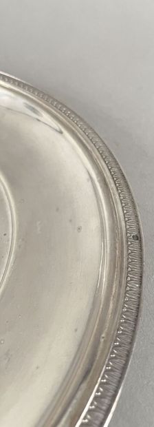 Plat rond en argent uni 950 millièmes, l'aile...