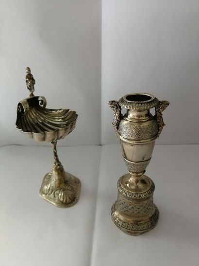 Petite coupe sur piédouche à décor de coquille...