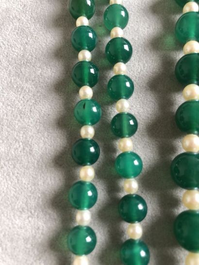 Collier de boules de chrysoprases alternées...