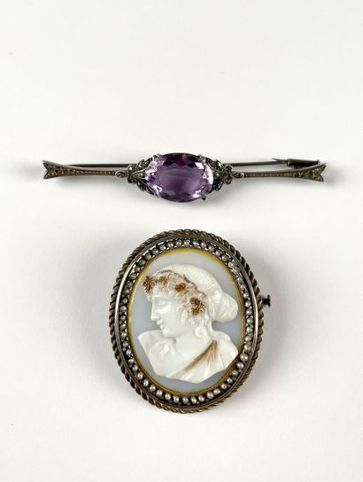 Lot comprenant une broche en argent sertie...