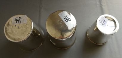 Deux gobelets et une timbale en argent uni...