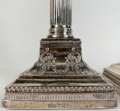Paire de flambeaux en argent reposant sur...
