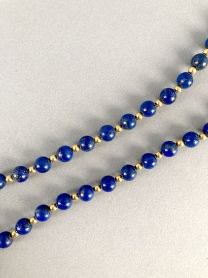 Collier de boules de lapis-lazuli teinté...