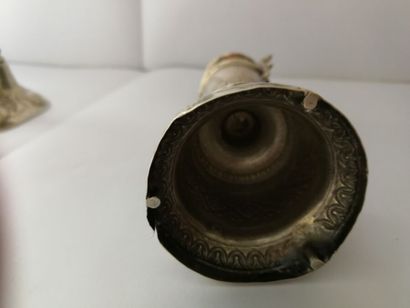 Petite coupe sur piédouche à décor de coquille...