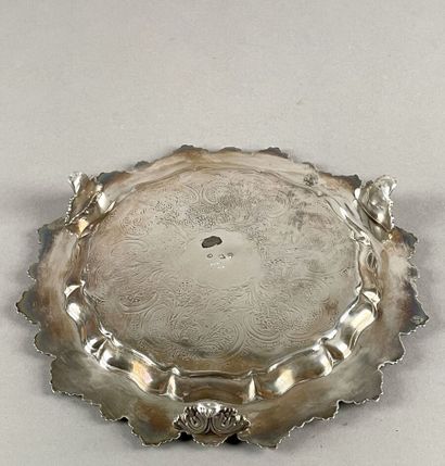 Plat de présentation rond tripode en argent...