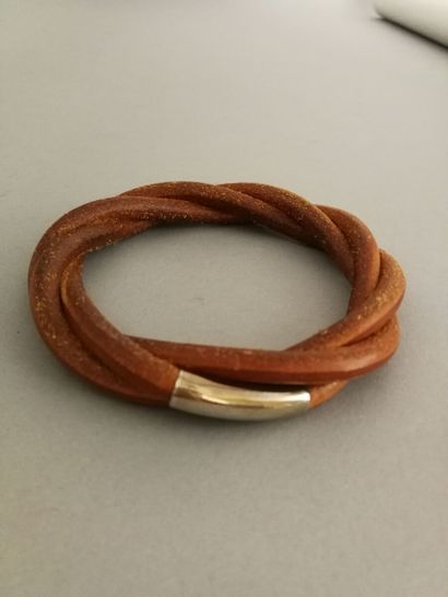 HERMÈS
Bracelet souple en cuir tressé, un...