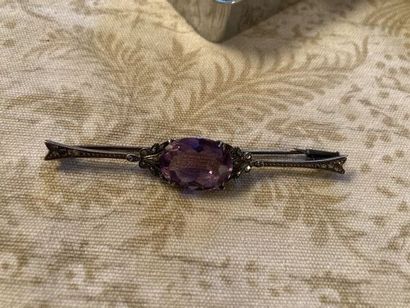 Lot comprenant une broche en argent sertie...