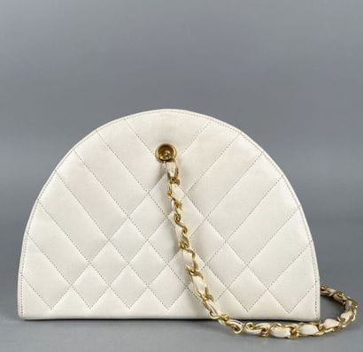 CHANEL 
Sac demi-lune en cuir blanc matelassé,...