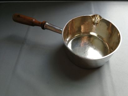 Casserole en argent uni 950 millièmes, le...