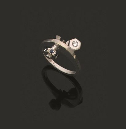 Bague en or gris 750 millièmes le centre...