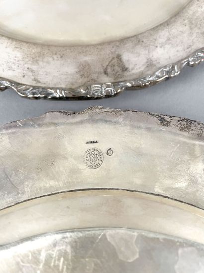 Cinq assiettes de présentation et deux petites...