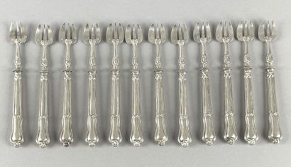 Douze fourchettes à huîtres en argent 800...