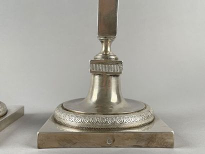 Paire de flambeaux et leurs bobèches en argent...