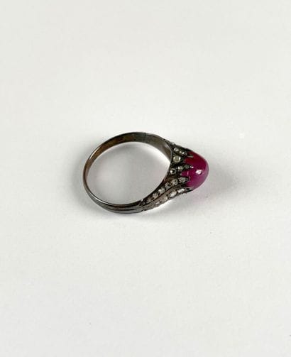 Bague en or 750 millièmes, le centre orné...