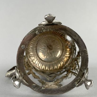 Moutardier couvert, la monture en argent...