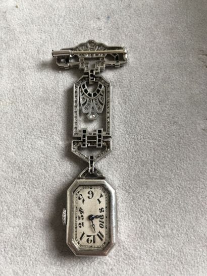 Broche en or gris 750 millièmes et platine...