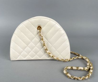 CHANEL 
Sac demi-lune en cuir blanc matelassé,...
