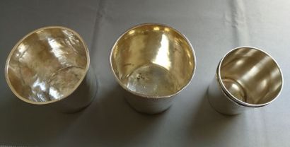 Deux gobelets et une timbale en argent uni...