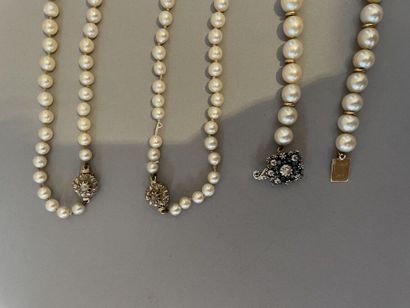 Lot de trois colliers de perles de culture...