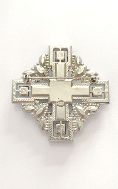 CHANEL
Broche croix ajourée
Poids brut :...
