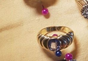 Bague en or jaune 750 millièmes, le centre...