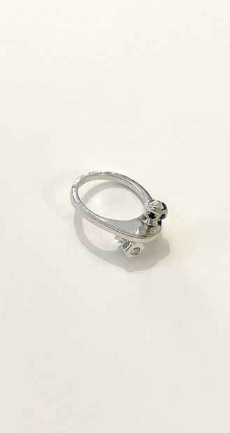 Bague en or gris 750 millièmes le centre...