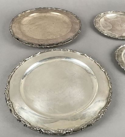 Cinq assiettes de présentation et deux petites...