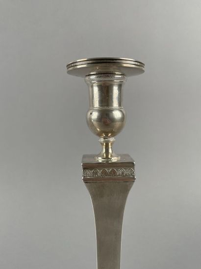 Paire de flambeaux et leurs bobèches en argent...