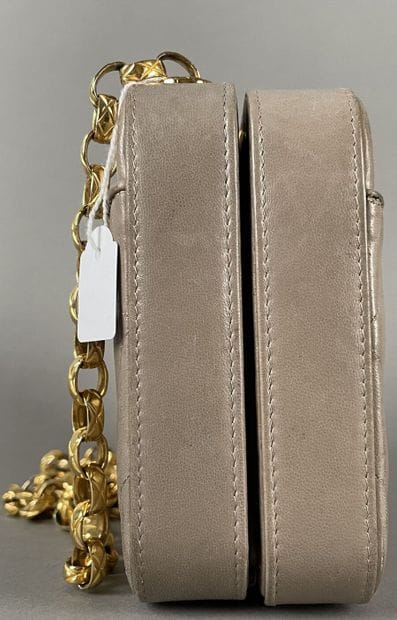 CHANEL
Sac mallette en cuir matelassé taupe,...