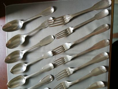 Treize cuillers et quinze fourchettes en...