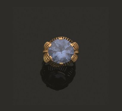 Bague en or jaune 750 millièmes, le centre...