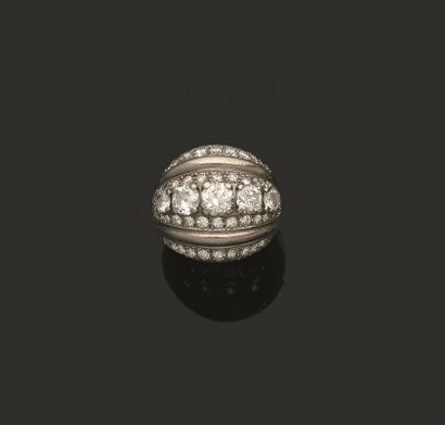 Bague en platine 850 millièmes, le centre...
