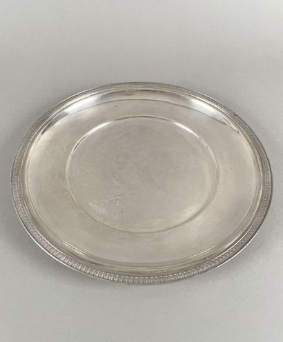 Plat rond en argent uni 950 millièmes, l'aile...