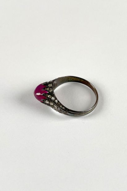 Bague en or 750 millièmes, le centre orné...