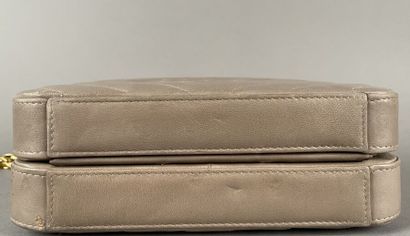 CHANEL
Sac mallette en cuir matelassé taupe,...