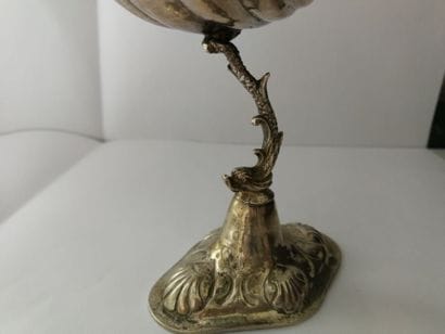 Petite coupe sur piédouche à décor de coquille...