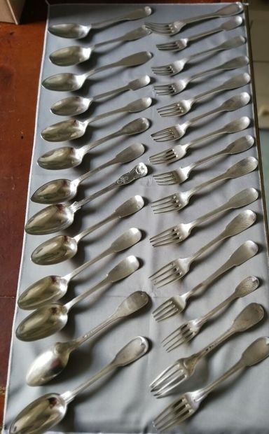Treize cuillers et quinze fourchettes en...