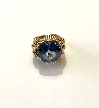 Bague en or jaune 750 millièmes, le centre...