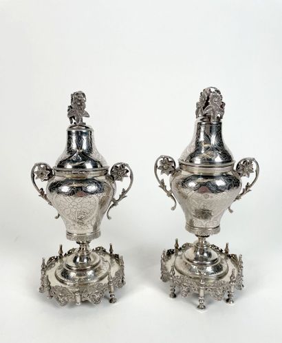 Paire de pots couverts en argent 800 millièmes...