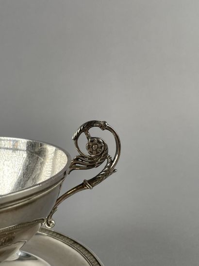 Drageoir couvert sur piédouche en argent...