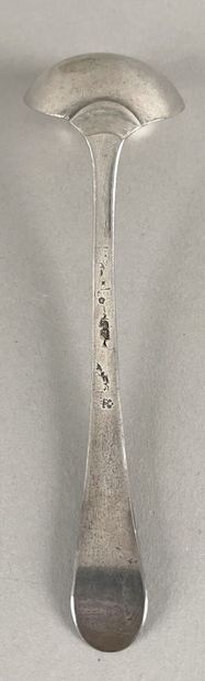 Sucrier en argent 925 millièmes posant sur...