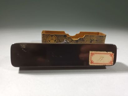 JAPON, XIXe siècle
Ensemble comprenant :
-...