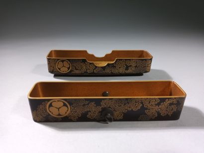 JAPON, XIXe siècle
Ensemble comprenant :
-...