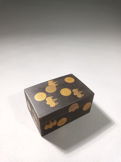 JAPON, XIXe siècle
Ensemble comprenant :
-...