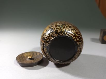 JAPON, XIXe siècle
Ensemble comprenant :
-...