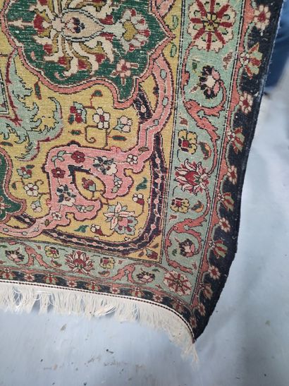 Tapis Tebriz (chaîne en soie, trame en coton,...