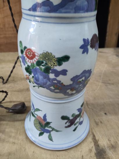 CHINE, XIXe siècle
Vase cornet en porcelaine...