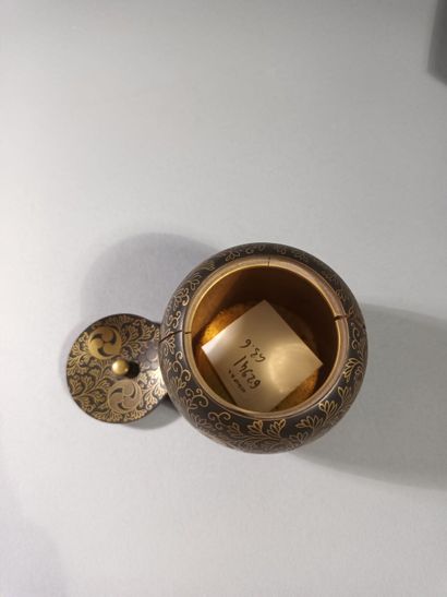 JAPON, XIXe siècle
Ensemble comprenant :
-...